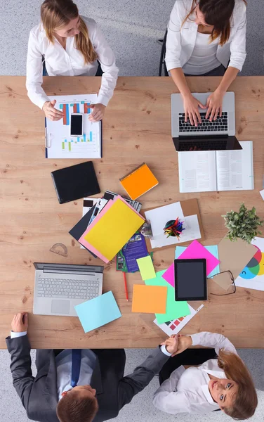 Geschäftsleute sitzen und diskutieren bei Geschäftstreffen, im Büro — Stockfoto