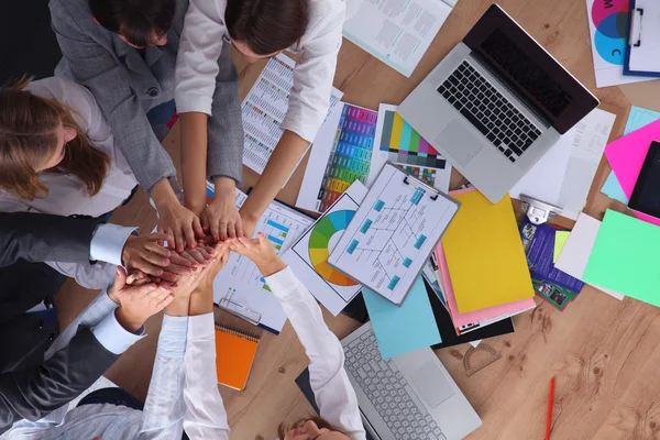 Equipo empresarial con las manos juntas - conceptos de trabajo en equipo — Foto de Stock