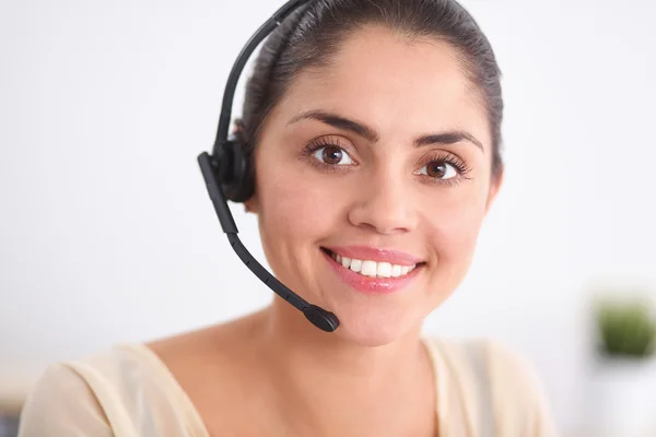 Retrato de primer plano de un agente de servicio al cliente sentado en la oficina — Foto de Stock