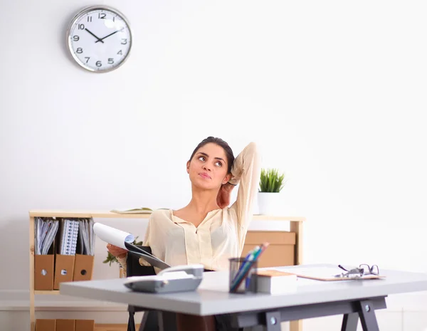 Business woman  relaxing with  hands behind her head and sitting on an office chair — Stock Photo, Image