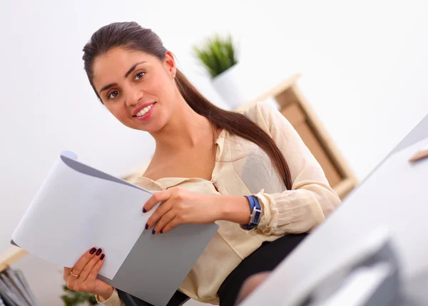 Portrait of a businesswoman sitting at  desk with  laptop — Stock Photo, Image