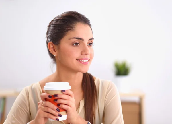 Красивая деловая женщина наслаждается кофе в светлом офисе — стоковое фото