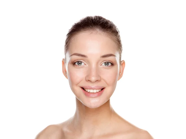 Retrato de cerca de la hermosa cara de mujer joven. Aislado sobre fondo blanco. — Foto de Stock