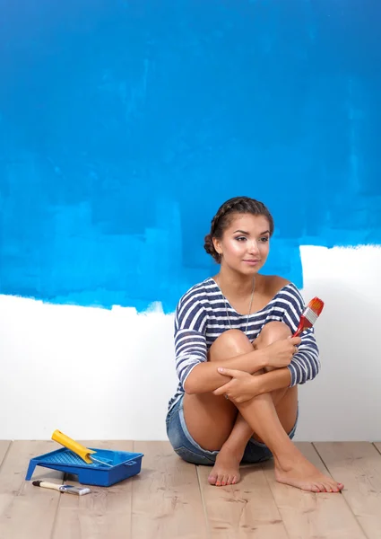 Portrét ženy malíře sedí na podlaze po malování — Stock fotografie