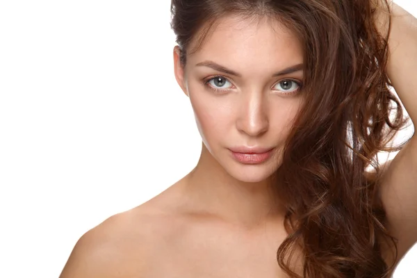 Retrato de cerca de la hermosa cara de mujer joven. Aislado sobre fondo blanco. — Foto de Stock