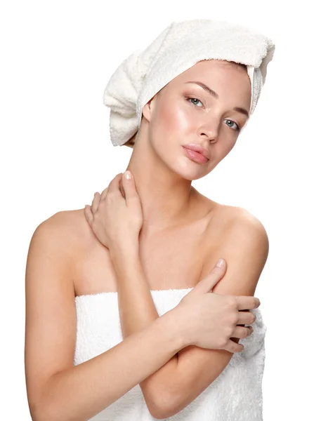 Mulher bonita com uma toalha na cabeça — Fotografia de Stock