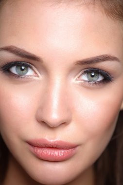 Güzel genç kadın yüzünün yakın portresi. Beyaz arkaplanda izole.