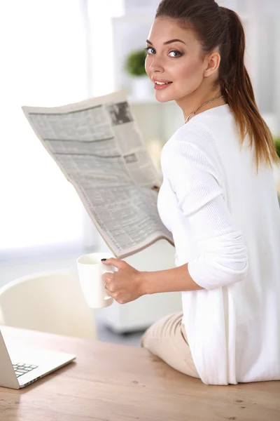 Nette Geschäftsfrau hält Zeitung am Schreibtisch im Büro — Stockfoto