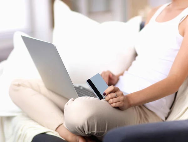 Mujer de compras en línea con tarjeta de crédito y computadora . — Foto de Stock