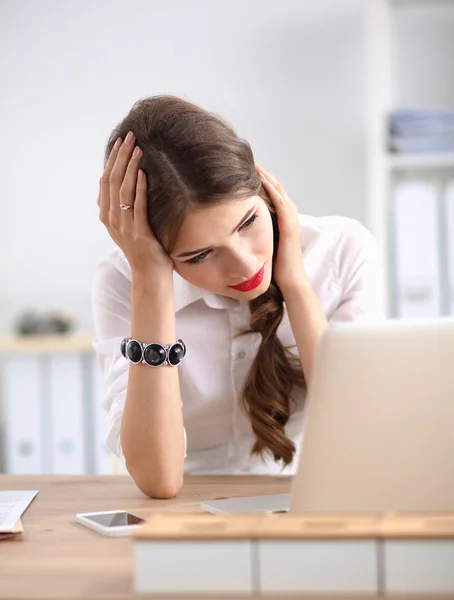 Empresária atraente sentada na mesa no escritório — Fotografia de Stock