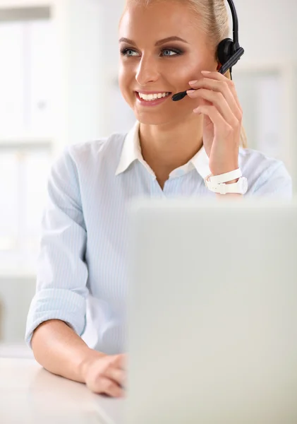 Retrato de primer plano de un agente de servicio al cliente sentado en la oficina — Foto de Stock