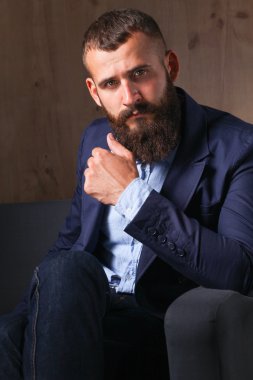 koyu arka plan üzerinde izole sofa ofis lobisinde oturan işadamı