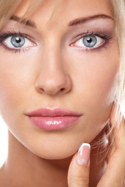 Güzel genç kadın yüzünün yakın portresi. Beyaz arkaplanda izole.