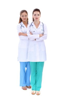 Röntgen filmini izleyen iki kadın hemşire, hastanede duruyor.