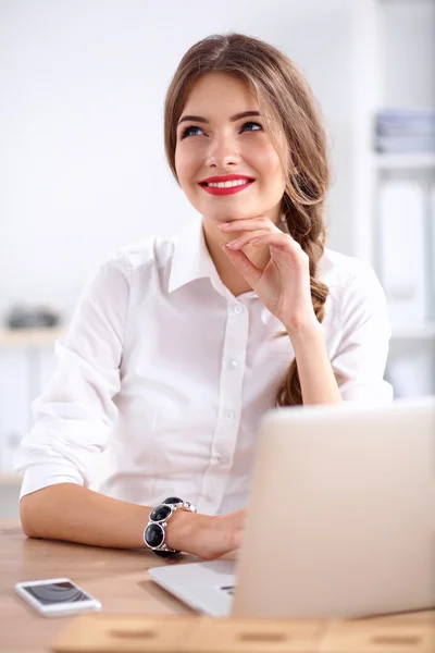 Jolie femme d'affaires assise sur le bureau dans le bureau — Photo