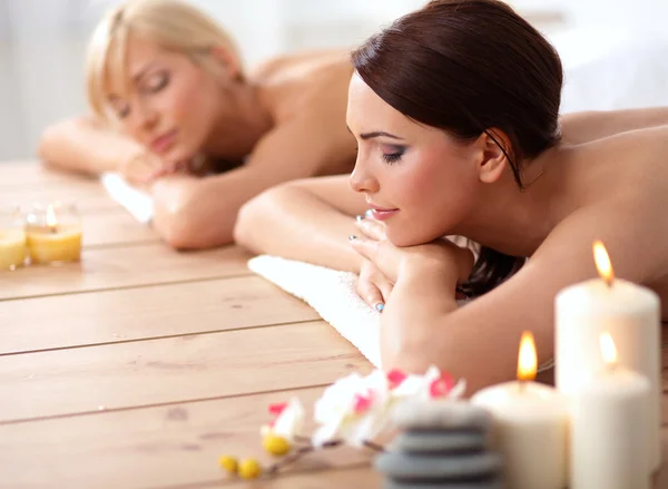 Rahatlatıcı ve spa merkezinde zevk iki genç güzel kadın — Stok fotoğraf