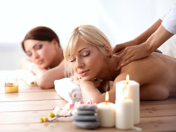 Dos mujeres hermosas jóvenes relajándose y disfrutando en el centro de spa —  Fotos de Stock