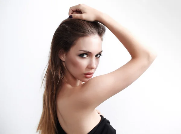 Retrato de cerca de la hermosa cara de mujer joven. Aislado sobre fondo blanco. — Foto de Stock