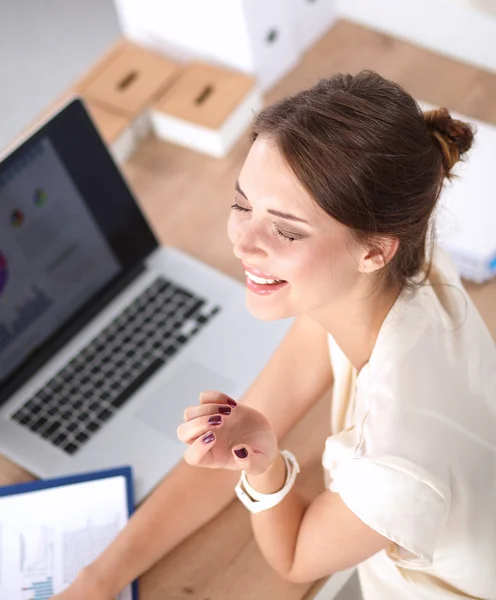 Portrait de jeune femme d'affaires fatiguée avec ordinateur portable au bureau — Photo