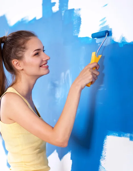 Hermosa joven mujer haciendo pintura de pared — Foto de Stock