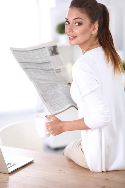 Cute businesswoman trzyma gazetę siedzi przy biurku w biurze — Zdjęcie stockowe