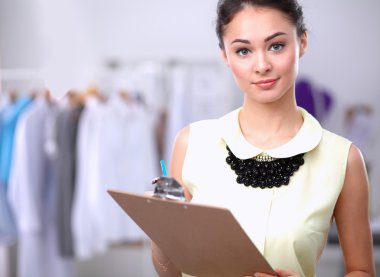 Stüdyoda çalışan modern genç moda tasarımcısı.