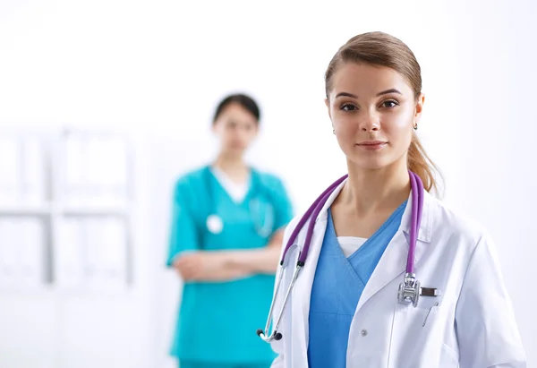 Vrouwelijke arts met stethoscoop in het ziekenhuis — Stockfoto