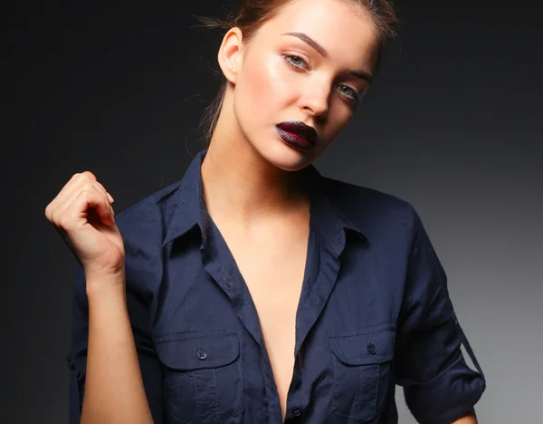 Retrato de hermosa cara de mujer joven. Aislado sobre fondo negro — Foto de Stock