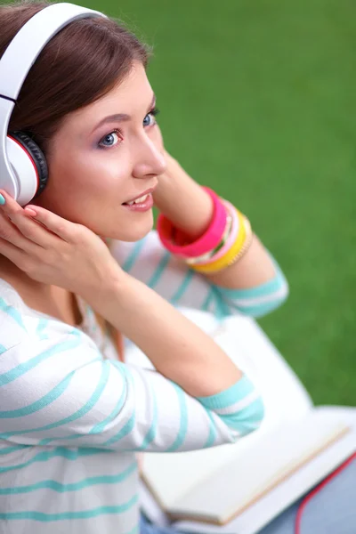Femeia care asculta muzica — Fotografie, imagine de stoc