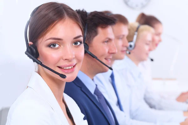 Atractivo Sonriendo jóvenes empresarios positivos y colegas en una oficina de call center — Foto de Stock