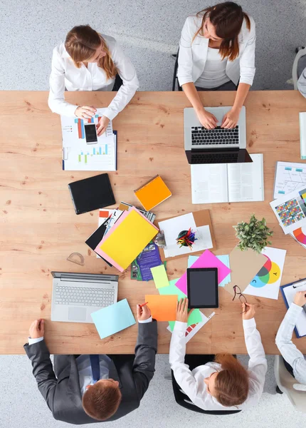 Geschäftsleute sitzen und diskutieren bei Geschäftstreffen, im Büro — Stockfoto