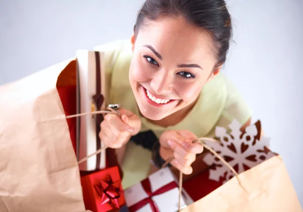 Donna sorridente con regali di Natale — Foto Stock