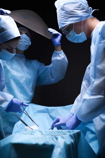 Team surgeon at work in operating room. — Stock Photo, Image