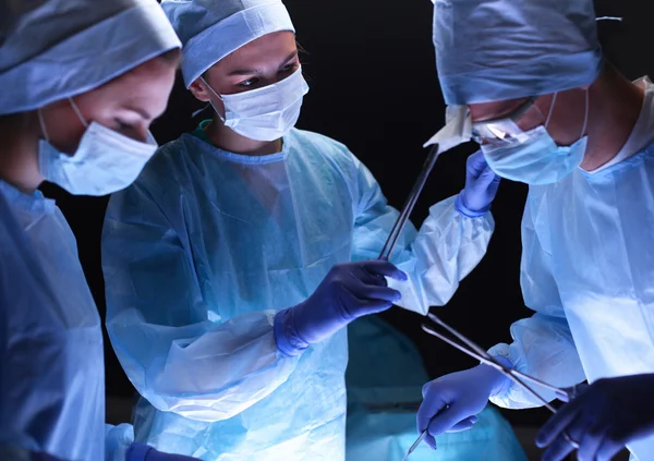 수술실에서 일하는 팀 외과의사. — 스톡 사진