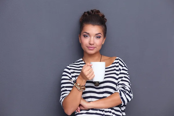 Porträt einer jungen Frau mit Tasse Tee oder Kaffee — Stockfoto