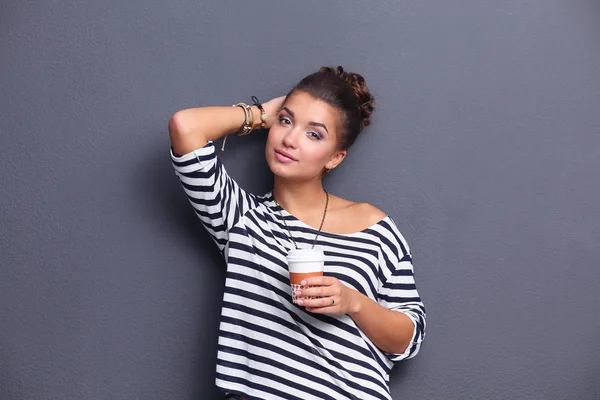 Portrait de jeune femme avec tasse de thé ou de café — Photo