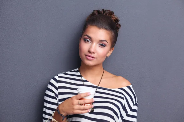 Retrato de mulher jovem com chá ou café — Fotografia de Stock