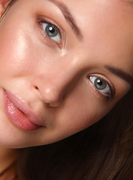 Retrato de cerca de la hermosa cara de mujer joven. Aislado sobre fondo blanco. — Foto de Stock