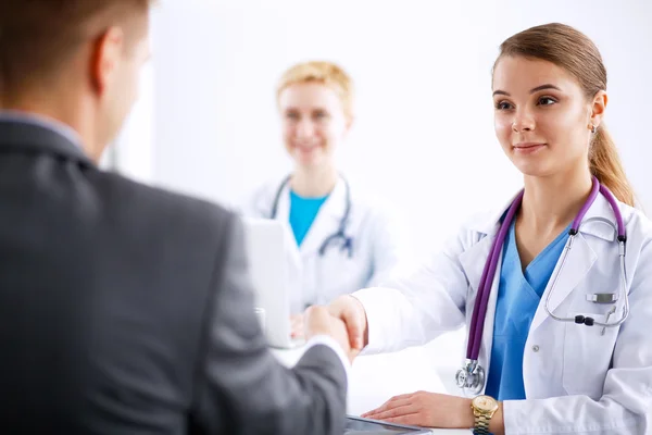 Médico e Paciente isolados em fundo branco — Fotografia de Stock