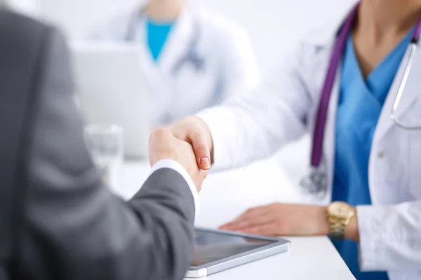 Doktor ve hasta beyaz arka planda izole edildi