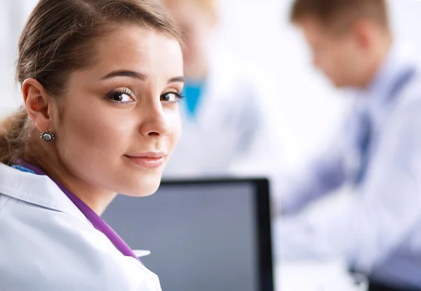 Ärzteteam sitzt in modernem Krankenhaus am Tisch — Stockfoto