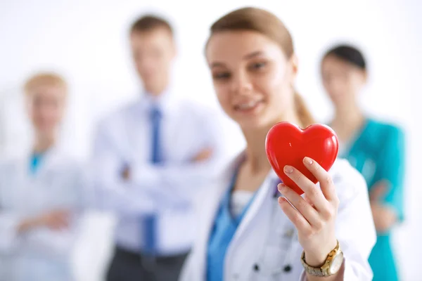 Doctora con estetoscopio que sostiene el corazón — Foto de Stock