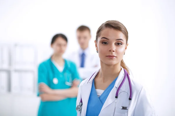 Attractive female doctor in front of medical group — Stock Photo, Image