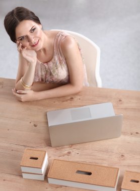 Ofiste masa başında oturan çekici bir iş kadını.