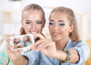 iki kız telefonda evde fotoğraf çekme