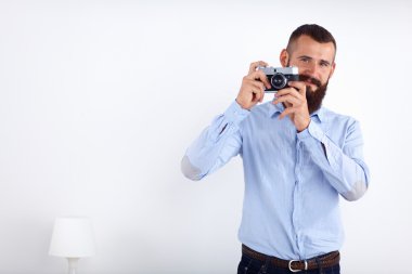 kamerayı beyaz bir arka plan karşı duran genç sakallı adam