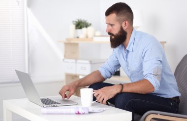 Genç işadamı koltukta oturuyor.