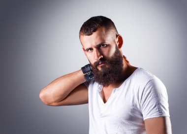 ayakta, gri arka plan üzerinde izole yakışıklı sakallı adam portresi