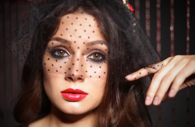 güzel genç kadın yüz portresi. koyu arka plan üzerinde izole