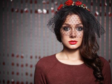 güzel genç kadın yüz portresi. koyu arka plan üzerinde izole